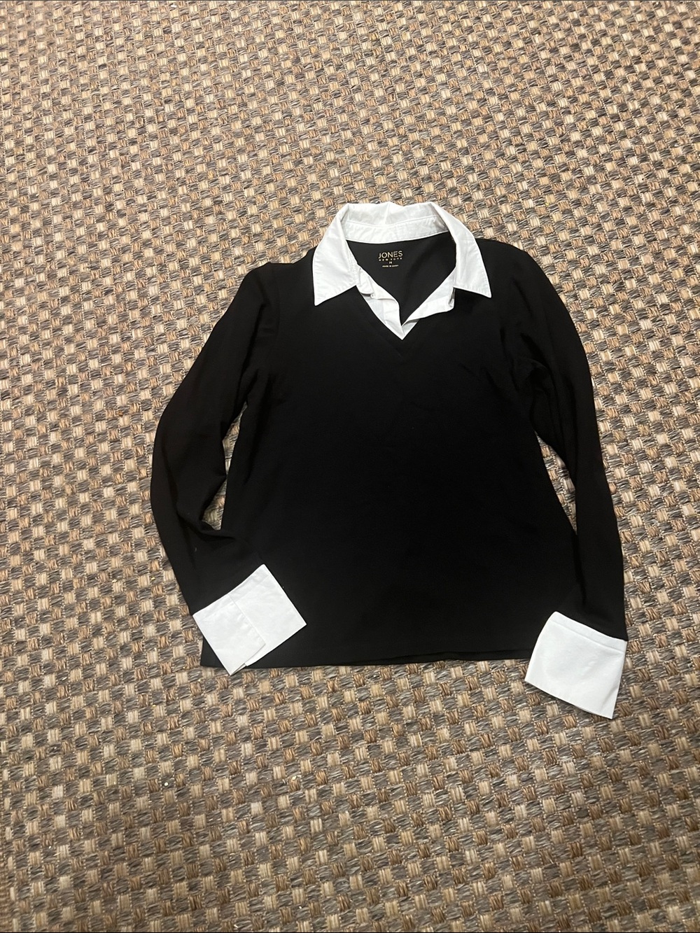 Jones New York Black Long-Sleeve V-Neck Top with White Collar & Cuffs med